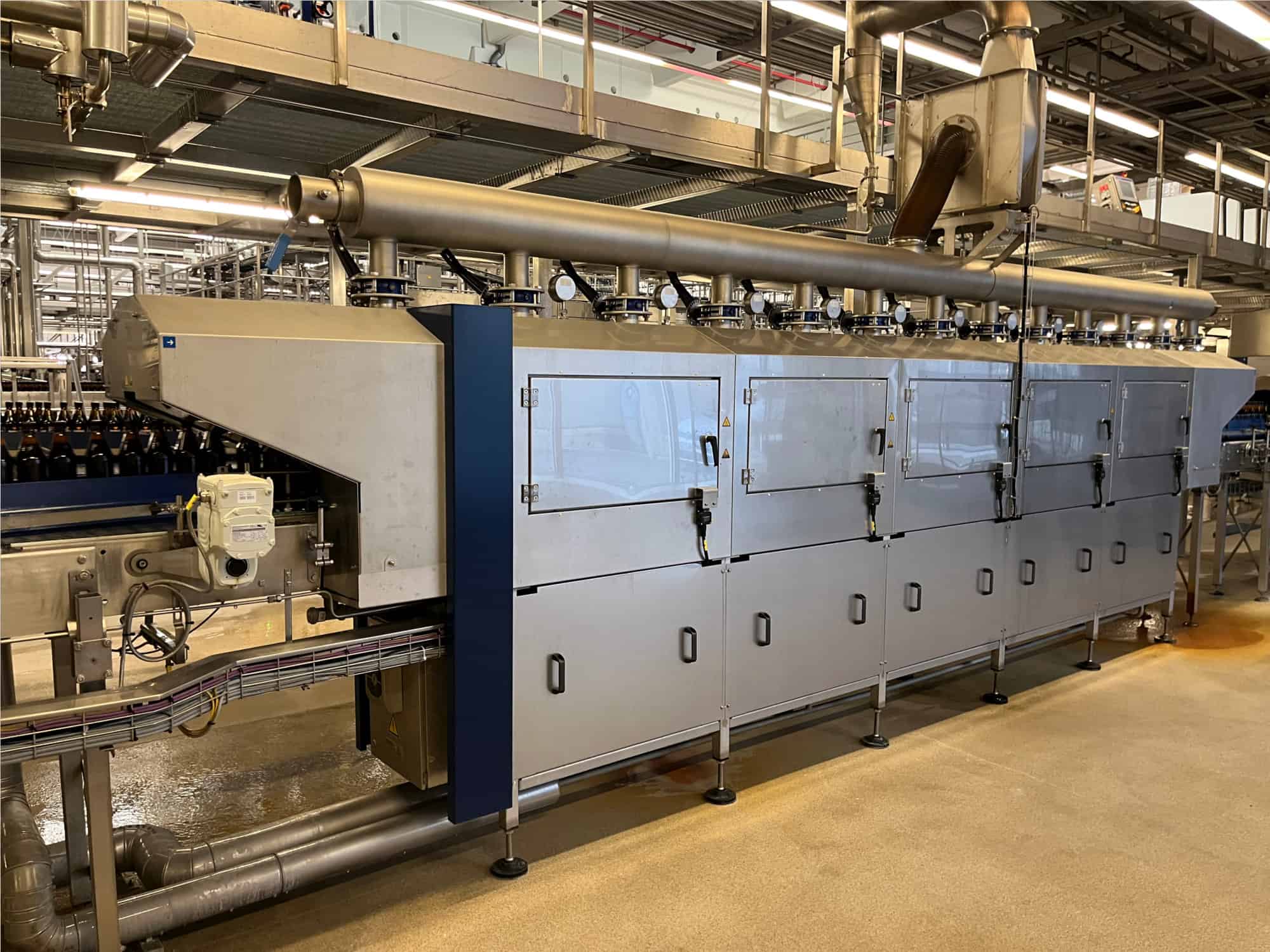 Side view of Krones Sleevematic M2 + Shrinkmat 5000 